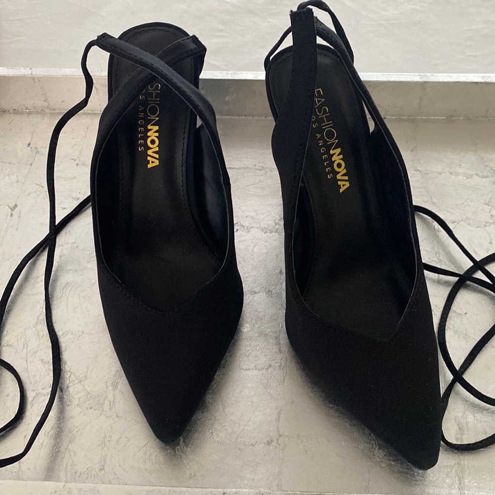 NWOT black pointy lace up heels